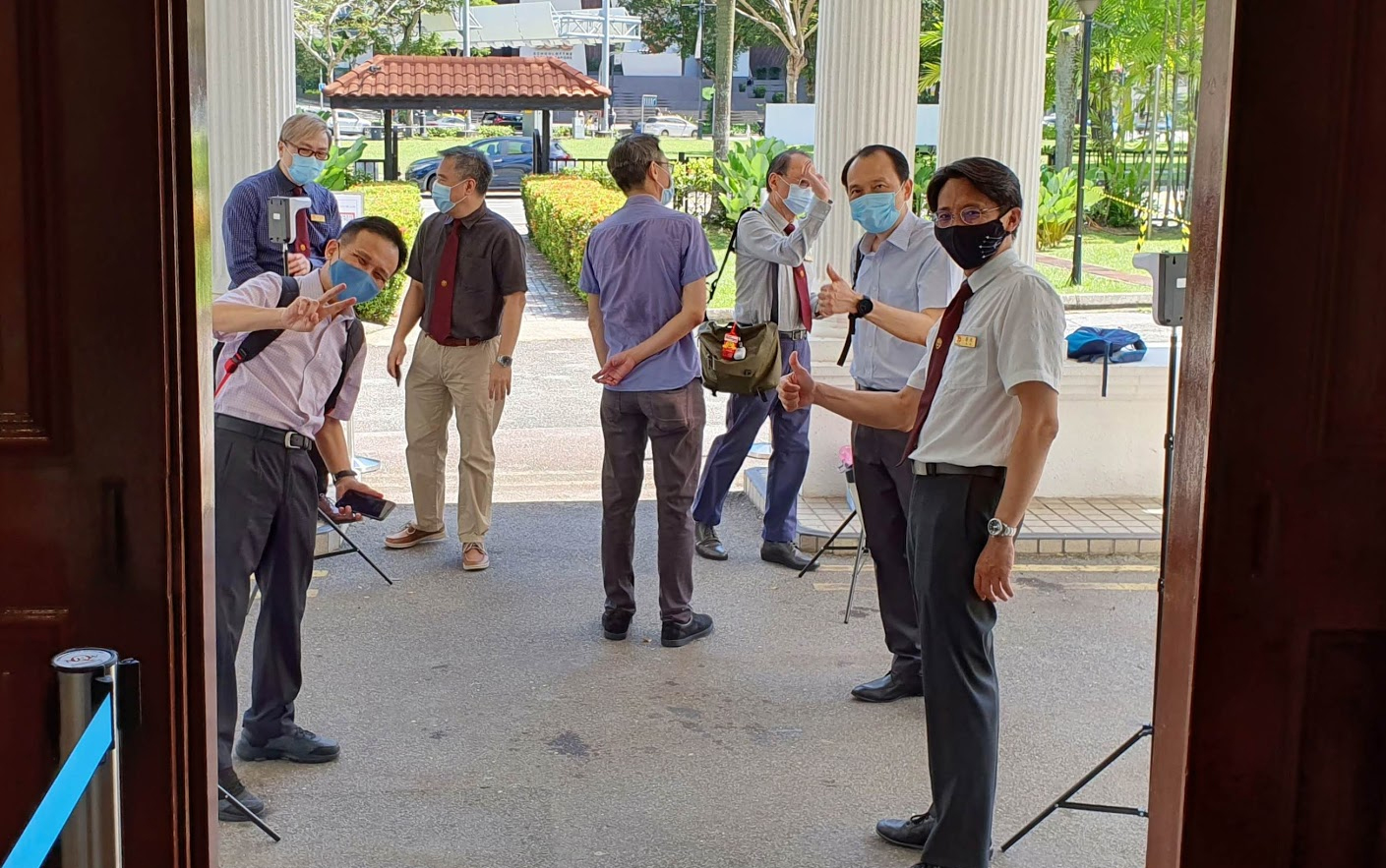 "正门负责招待的长执